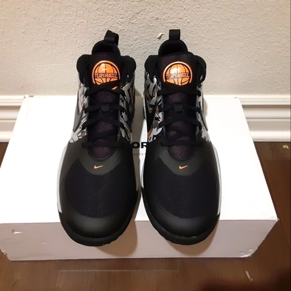 Nike - Picture 2 of 4